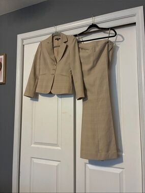 Tailored Beige Women's Two-Piece Suit: Blazer & pants